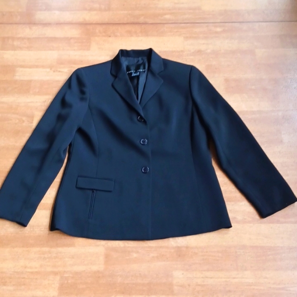 Black blazer, suit jacket women's size 6, Yansi Fugel